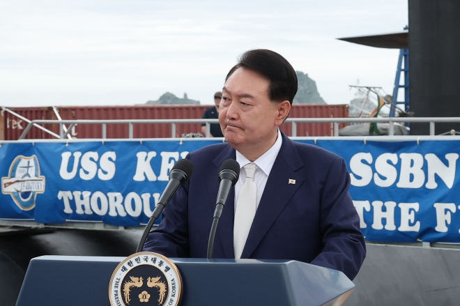 미 핵잠수함 켄터키함 앞에서 격려사 하는 윤석열 대통령