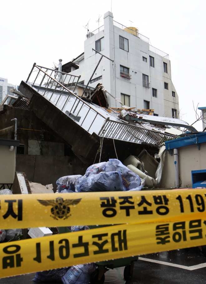 폭우가 쏟아진 24일 오전 5시 2분께 광주 동구 충장로의 비어있는 상가 건물이 무너졌다.연합뉴스 제공