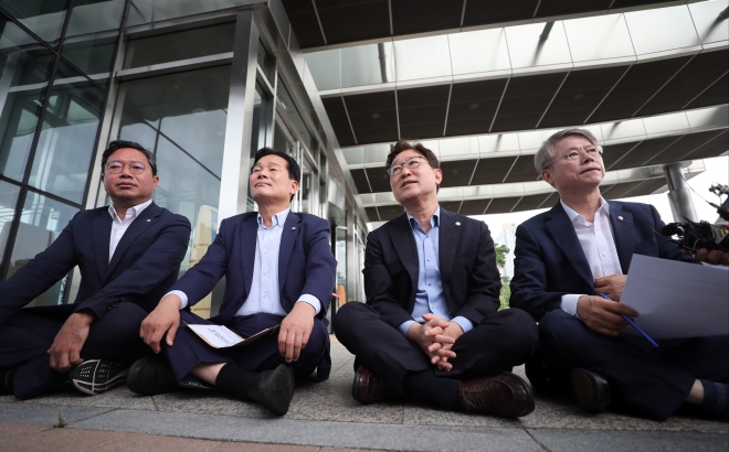 수원지검 앞에서 농성하는 민주당 의원들