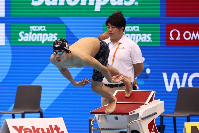 황선우가 24일 일본 후쿠오카 마린 메세 후쿠오카홀에서 열린 2023세계수영선수권 남자 자유형 200m 예선에서 출발대를 박차고 물에 뛰어들고 있다.  [후쿠오카 연합뉴스]