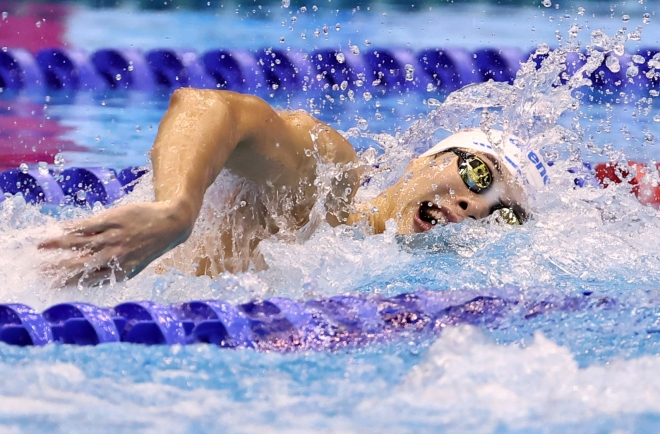 이호준이 24일 일본 후쿠오카 마린 메세 후쿠오카홀에서 열린 2023세계수영선수권 남자 자유형 200m 예선에서 역영하고 있다. [후쿠오카 연합뉴스]