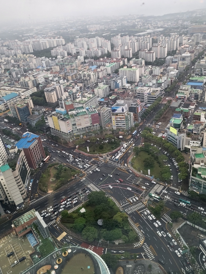 제주도가 표고기준에 의한 건축제한 대신 토지 여건에 따라 보전이 필요한 지역의 개발행위 허가기준을 강화한다. 제주시 노형동 오거리 아파트 밀집지역의 모습. 제주 강동삼 기자