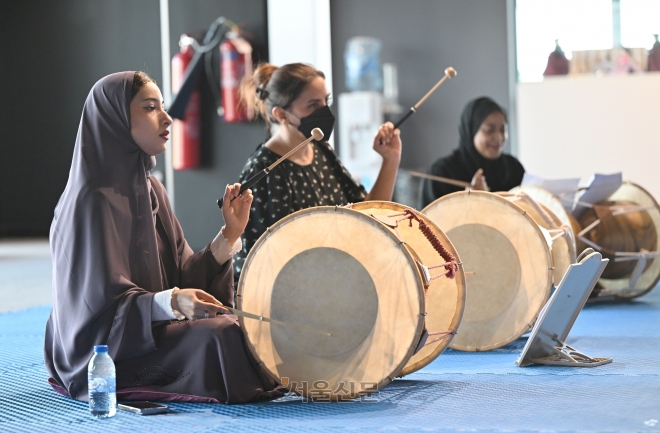 지난달 14일 아랍에미리트(UAE) 한국문화원에서 학생들이 장구를 치며 사물놀이를 배우고 있다.  아부다비 박지환 기자