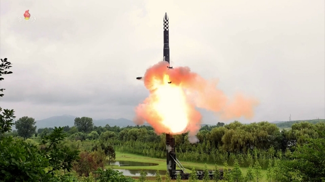 북한 조선중앙TV는 13일 김정은 국무위원장이 참석한 가운데 전날 발사한 신형 고체연료 대륙간탄도미사일(ICBM) 화성-18형의 시험발사 영상을 공개했다. 조선중앙TV 화면