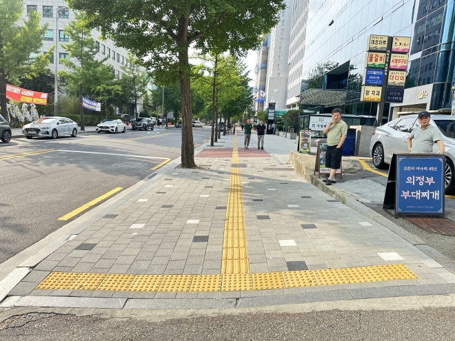 서울 영등포구 한국지체장애인협회 일대의 베리어프리 거리 모습. 점자블록이 새롭게 설치됐다. 영등포구 제공