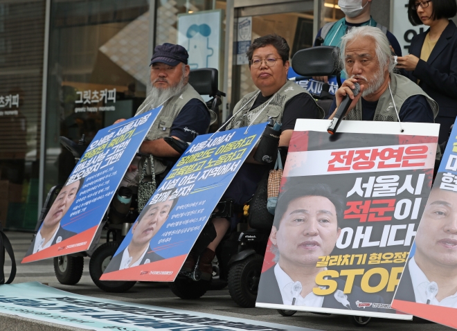 25일 오전 서울 중구 국가인권위원회 앞에서 전국장애인차별철폐연대가 연 ‘버스탑승거부 사안에 대한 국가인권위원회 진정기자회견’에서 박경석 대표(왼쪽 세번째)가 발언하고 있다. 2023.7.25 연합뉴스