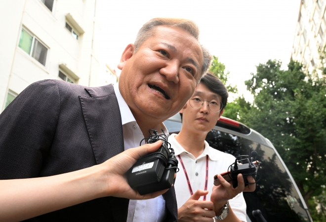 탄핵소추가 기각돼 업무에 복귀하는 이상민 행정안전부 장관이 25일 서울 강남구 소재 자택을 나서며 취재진 질문에 답하고 있다. 2023.7.25 오장환 기자