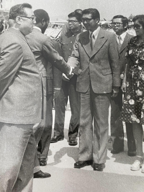 북한과 몽골 순방을 위해 1978년 6월 14일 북한 평양국제공항에  도착한 사모라 마셀(왼쪽 두번째) 모잠비크 대통령이 마중나온 주북몽골대사와 악수하고 있다. 오른쪽 두 번째 안경 쓴 사람이 바산자브 락바 몽골 전 NSC 고문이다. 맨 왼쪽에 북한 김일성 주석이 보인다.  바산자브 락바 제공