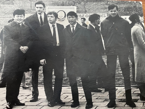 북한 김일성종합대에서 유학하던 1973년 바산자브 락바(왼쪽 네번째) 몽골 전 NSC 고문이 불가리아, 헝가리, 러시아 등에서 온 유학생들과 함께 기념촬영을 하고 있다.   바산자브 락바 제공