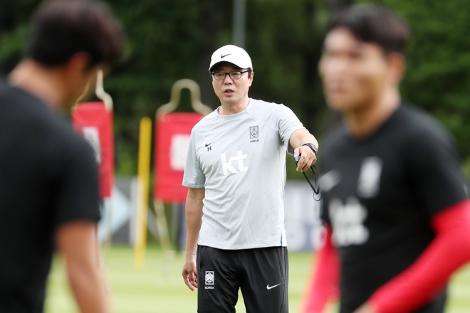 황선홍 항저우 아시안게임 축구대표팀 감독이 25일 경기 파주 축구국가대표트레이닝센터(NFC)에서 선수단 훈련을 지시하고 있다. 뉴스1