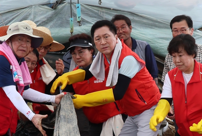 수해복구 봉사활동 하는 김기현
