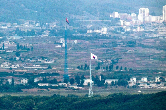 경기 파주시 접경지역에서 바라본 서부전선 비무장지대(DMZ) 남측 대성동 마을의 태극기와 북측 기정동 마을의 인공기가 펄럭이는 모습.  연합뉴스