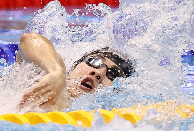 황선우가 25일 일본 마린 메세 후쿠오카홀에서 열린 세계수영선수권 남자 200m 자유형 결선에서 힘차게 물살을 가르고 있다. [후쿠오카 연합뉴스]