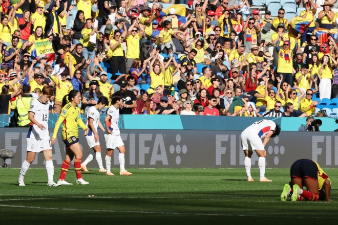 한국 여자축구 국가대표팀 선수들이 25일(한국시간) 호주 시드니 풋볼 스타디움에서 열린 2023 국제축구연맹(FIFA) 호주·뉴질랜드 여자 월드컵 H조 1차전에서 콜롬비아에 0-2로 패한 뒤 허탈해하고 있다. 시드니 연합뉴스