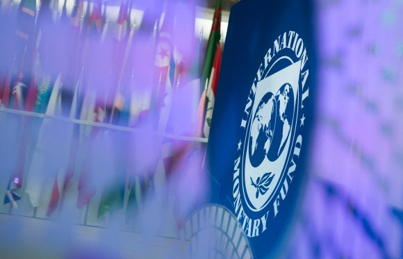 지난 2017년 10월 10일 미국 워싱턴DC의 국제통화기금(IMF) 본부 안의 로고. AFP 자료사진 연합뉴스