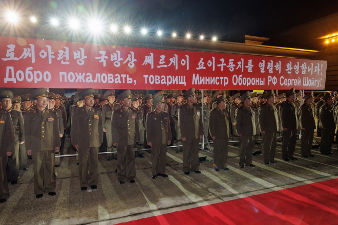 25일 북한 평양 순안 국제공항에 세르게이 쇼이구 국방장관이 이끄는 러시아 군사대표단이 도착했다. 2023.7.25 러시아 국방부 공보실