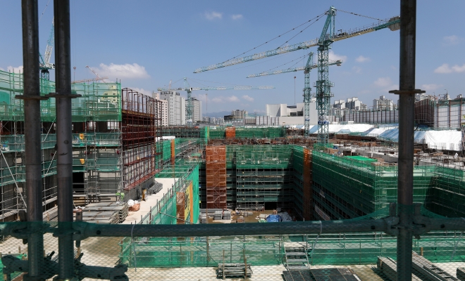 서울의 한 건설현장에서 관계자들이 공사를 하고 있다. 2023.7.19. 뉴스1 (사진은 기사 내용과 관련이 없습니다.)