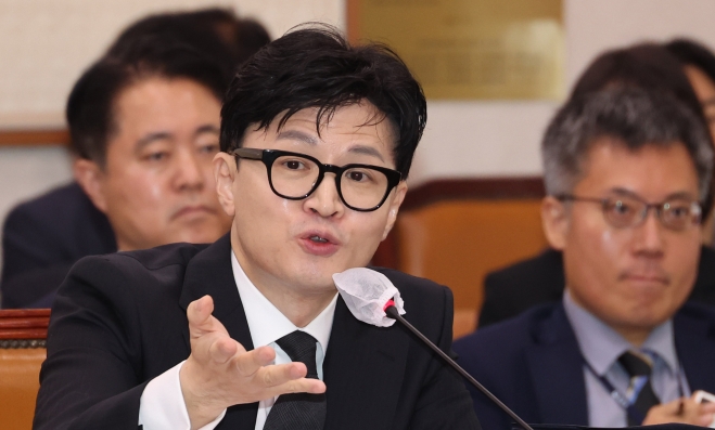 한동훈 법무부 장관이 26일 오전 서울 여의도 국회에서 열린 법사위 전체회의에서 의원 질의에 답변하고 있다.