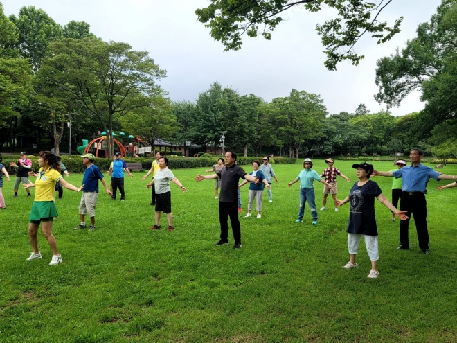 용산가족공원 ‘국민댄조 어르신 파크’에서 주민들과 함께 국민댄조 운동에 참여하는 김용호 의원(둘째줄 오른쪽에서 두 번째)