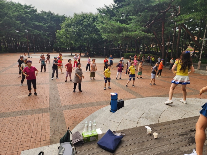 강북솔밭그린공원 ‘국민댄조 어르신 파크’에서 주민들이 국민댄조 운동을 하고 있다
