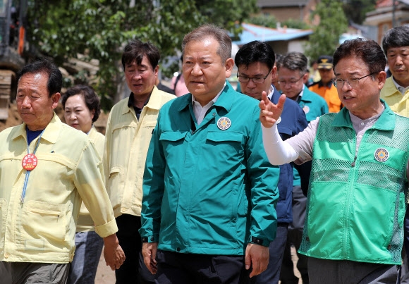 이상민 행정안전부 장관(가운데)이 26일 오전 경북 봉화군 봉성면 우곡리 오그래미 마을 산사태 피해현장을 방문하고 있다. 2023.7.26 연합뉴스