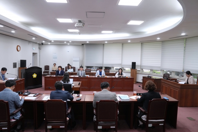 하남시의회 예산결산특별위원회(위원장 오지연)가 지난 20일 집행부에서 제출한 제2회 추경예산안을 심의하고 있다. 하남시의회 제공