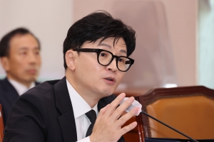 박범계 ‘尹장모 의혹’ 묻자…한동훈 “민주당 처럼 재판에 개입 안해”