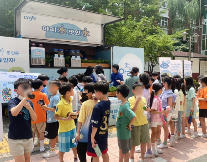 서울시의 아리수 트럭에서 어린이들이 아리수를 시음해보고 있다. 2023.7.26  서울시 제공