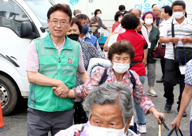 집중 호우로 극심한 피해를 입은 경북 예천지역 이재민들이 지난 25일 이철우(왼쪽) 경북지사의 안내로 예천진호국제양궁장에서 경북도립대학 기숙사로 거처를 옮기고 있다.  경북도 제공