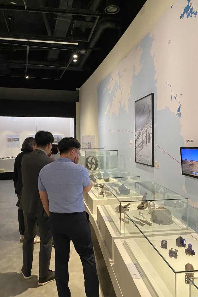 관람객들이 26일 경기 용인 경기도박물관에서 개막한 ‘두 얼굴의 평화 DMZ’ 전시를 살펴보고 있다. 문화재청 제공
