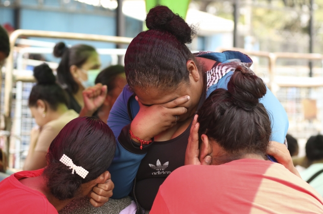 에콰도르 교도소 폭동 18명 사망… 오열하는 유가족