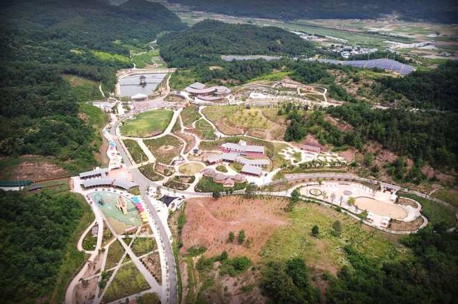 삼국유사 테마파크는 삼국유사 속 콘텐츠를 시각화한 전시·조형물과 교육·체험 프로그램을 통해 관람객들에게 우리 민족의 정체성을 알려 주는 동시에 사계절 볼거리와 즐길거리를 제공하는 복합문화공간이다. 하늘에서 내려다본 삼국유사 테마파크. 대구시 제공