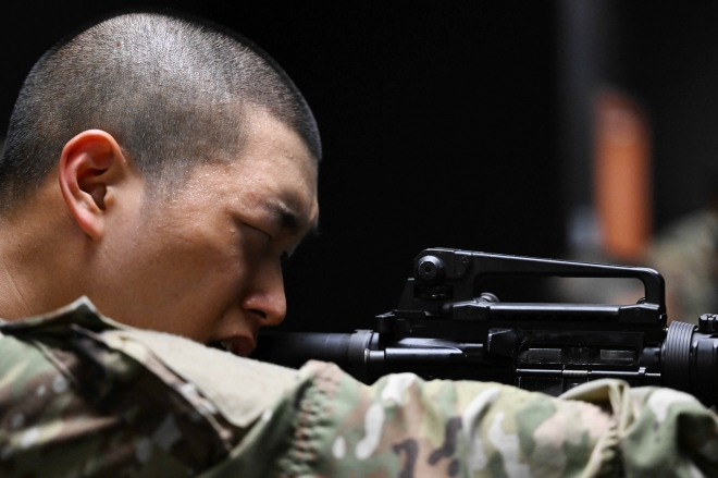 한 카투사교육대 교육생이 지난 21일 경기도 평택시 캠프 험프리스 내 교전능력숙달센터 실내사격장에서  소총 M4로 사격 훈련을 하고 있다.