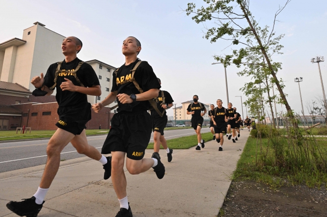 교육생들이 체력단련 평가 과목 중 하나인 달리기 훈련을 하고 있다.