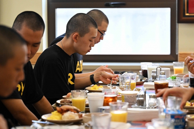 교육생들이 새벽 체력단련을 마치고 미군 식당에서 아침 식사를 하고 있다.
