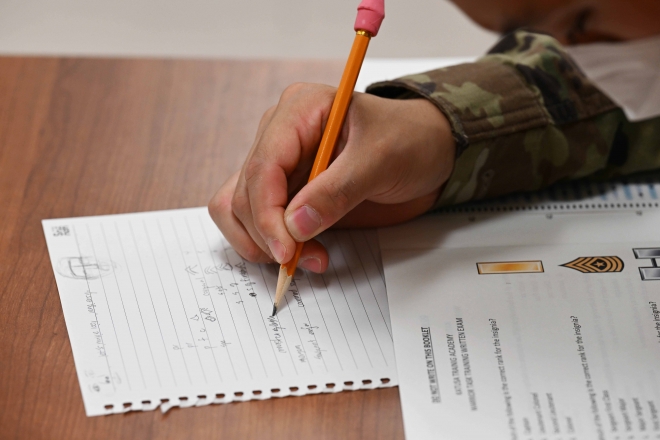 한 교육생이 군사영어 중 미군 계급 체계를 공부하는 모습.