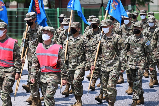교육생들이 미군 교관의 구령에 맞춰 부대 내를 행진하고 있다.
