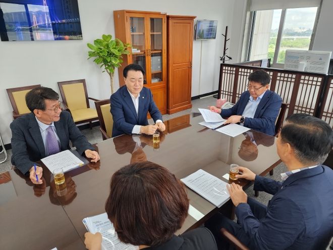 (사진설명 구복규 화순군수가 국회를 방문하고 서삼석 의원을 만나 국고지원을 요청했다. 화순군 제공