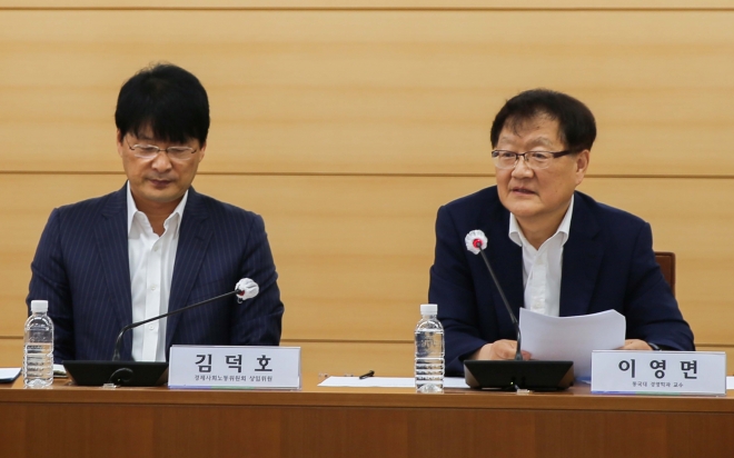 27일 서울 종로구 경제사회노동위원회 회의실에서 전문가기구인 ‘초고령사회 계속고용 연구회’가 첫 회의를 진행하고 있는 가운데, 공동 좌장을 맡은 이영면 교수(오른쪽)가 발언하고 있다. 경사노위 제공