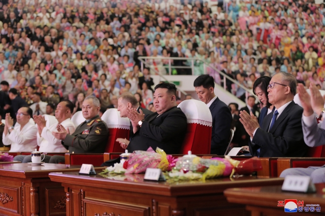 김정은 북한 국무위원장이 ‘전승절’(6ㆍ25전쟁 정전협정기념일) 70주년 행사 참석차 방북한 러시아 군사대표단, 중국 정부 대표단과 함께 공연을 관람했다고 조선중앙통신이 27일 보도했다.   조선중앙통신 연합뉴스