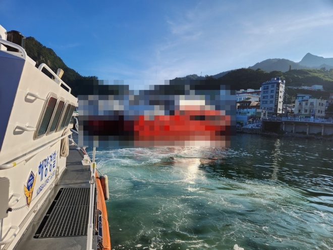 저동항으로 입항 중인 여객선. 동해해양경찰서 제공