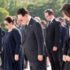 [포토] 윤 대통령 내외, 유엔기념공원 참배