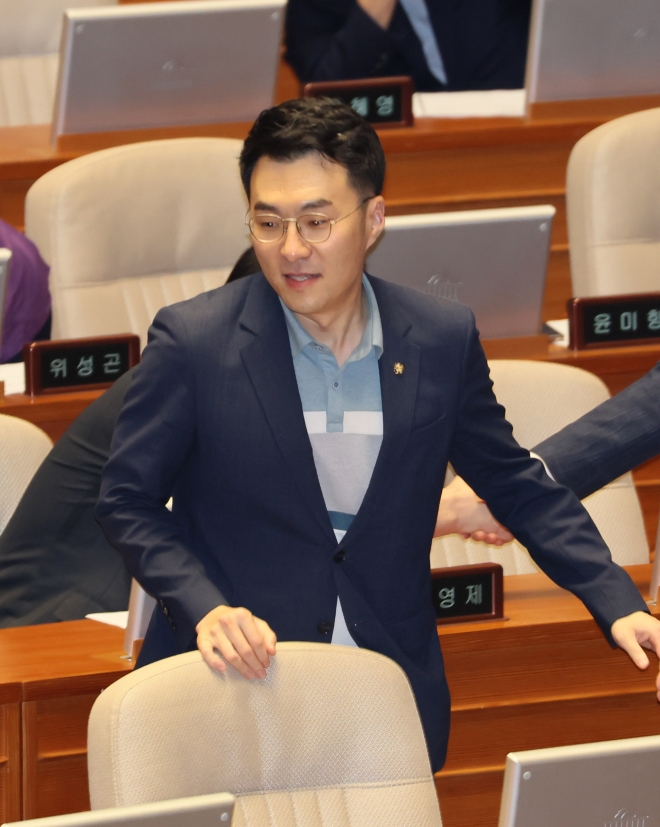 무소속 김남국 의원이 지난 18일 국회 본회의에 출석하고 있다. 연합뉴스