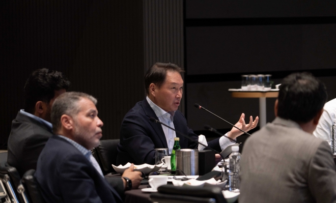 최태원(왼쪽 세 번째) SK 회장이 27일 서울 광진구 워커힐에서 열린 ‘글로벌 텔코 AI 얼라이언스 CEO 서밋’에서 기조연설을 하고 있다. SK 제공