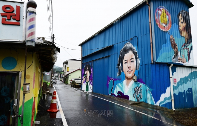 이인면 벽화마을의 ‘소녀 유관순’(가운데)과 방탄소년단(BTS)의 뷔(왼쪽) 벽화. 이 마을 담장엔 더 많은 BTS 벽화가 그려진다.