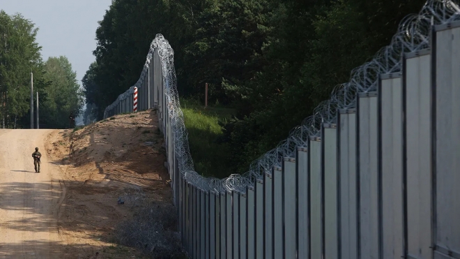 폴란드 국경수비대 요원이 지난해 6월 30일(현지시간) 벨라루스 국경에 세워진 장벽 주변을 순찰하고 있다. 이 나라는 각국 난민들을 국경으로 밀어내는, 벨라루스의 ‘하이브리드 공격’에 시달리다 이렇게 5m 높이의 장벽을 세우기에 이르렀다. AP 자료사진 연합뉴스