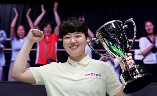 벡민주가 28일 새벽 끝난 PBA 투어 하나카드 챔피언십 결승에서 김세연을 4-3으로 제압하고 우승한 뒤 트로피를 들고 활짝 웃고 있다. [PBA 제공]