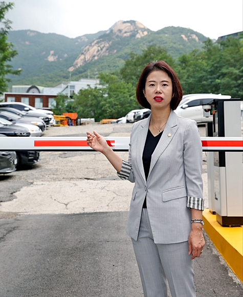 김하영 종로구의회 건설복지위원장이 서울 구기동 복합문화체육시설 건립 예정지를 설명하고 있다. 의원 측 제공