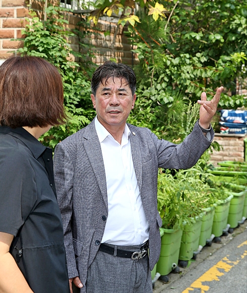 이광규 종로구의회 부의장이 서울 돈의동 쪽방촌을 방문해 현장 의정활동을 펼치고 있다. 의원 측 제공