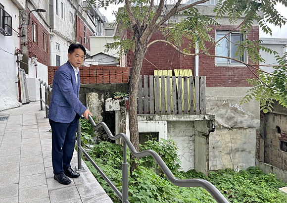 이시훈 종로구의회 운영위원장이 핸드레일 설치 현장을 설명하고 있다. 의원 측 제공